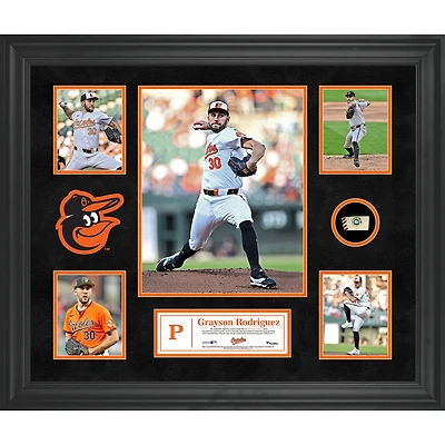 Collage encadré de 5 photos des Orioles de Baltimore de Grayson Rodriguez avec un morceau de ballon utilisé lors du match