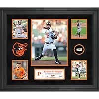 Collage encadré de 5 photos des Orioles de Baltimore de Grayson Rodriguez avec un morceau de ballon utilisé lors du match