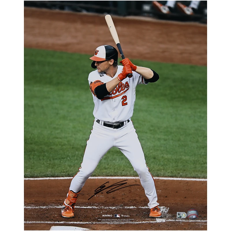 Photo dédicacée de Gunnar Henderson (Baltimore Orioles) en maillot blanc, position de frappe (40 x 50 cm).