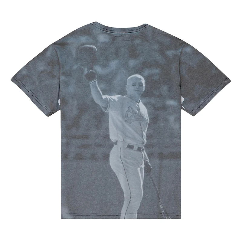 Mitchell & Ness Cal Ripken Jr. Baltimore Orioles Cooperstown Collection Highlight T-shirt graphique de joueur sublimé pour hommes