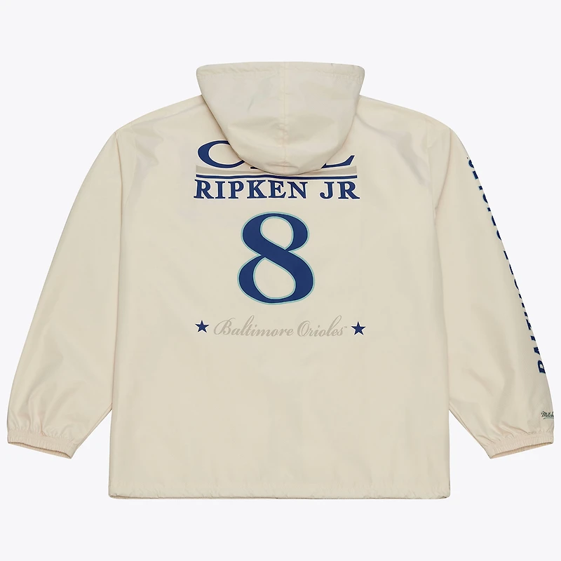 Veste de coach à capuche Mitchell & Ness Cal Ripken Jr. crème Baltimore Orioles, fermeture boutons-pression, style Yacht Rock, avec nom et numéro.