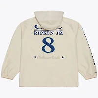 Veste de coach à capuche Mitchell & Ness Cal Ripken Jr. crème Baltimore Orioles, fermeture boutons-pression, style Yacht Rock, avec nom et numéro.