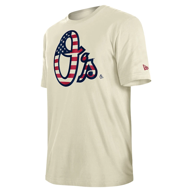 T-shirt crème New Era pour hommes Baltimore Orioles Americana Flag Fill