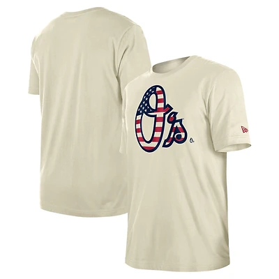 T-shirt crème New Era pour hommes Baltimore Orioles Americana Flag Fill
