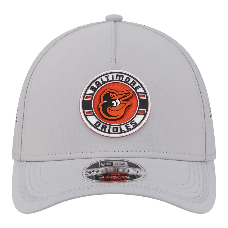 Casquette New Era grise pour homme, modèle Baltimore Orioles Patch 39THIRTY, monture A, couronne M, perforée et flexible