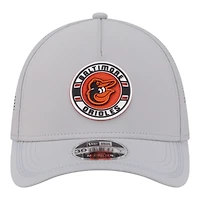 Casquette New Era grise pour homme, modèle Baltimore Orioles Patch 39THIRTY, monture A, couronne M, perforée et flexible