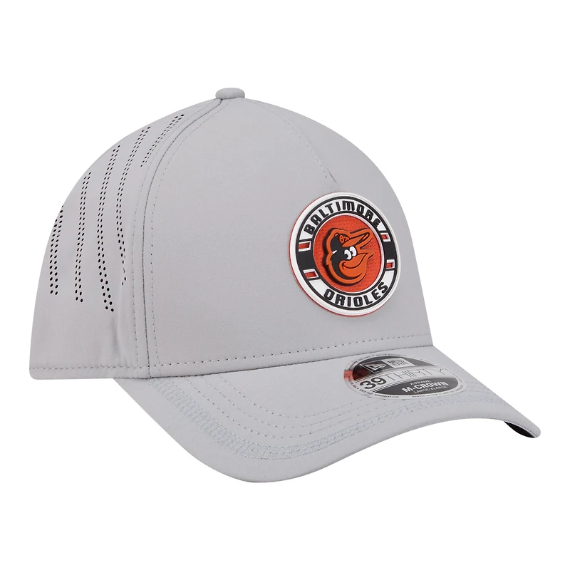 Casquette New Era grise pour homme, modèle Baltimore Orioles Patch 39THIRTY, monture A, couronne M, perforée et flexible