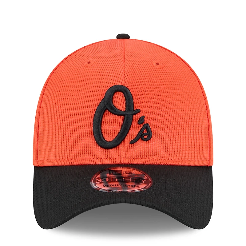 Casquette d'entraînement de printemps 39THIRTY Flex orange Baltimore Orioles 2025 pour homme New Era