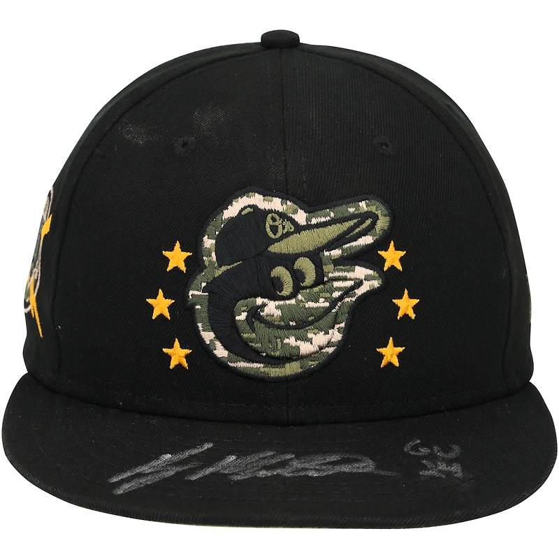 Casquette New Era noire et verte autographiée par Ryan Mountcastle, portée lors d'un match des Orioles de Baltimore (saison 2024 de la MLB), avec inscription « GU 24 ».
