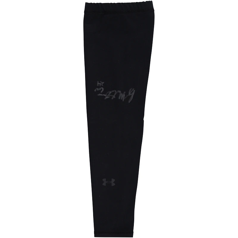 Manchon Under Armour noir porté en match par Ryan Mountcastle des Orioles de Baltimore lors de la saison 2024 de la MLB, avec inscription « GU 24 ».
