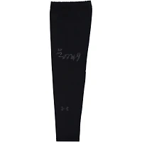 Manchon Under Armour noir porté en match par Ryan Mountcastle des Orioles de Baltimore lors de la saison 2024 de la MLB, avec inscription « GU 24 ».