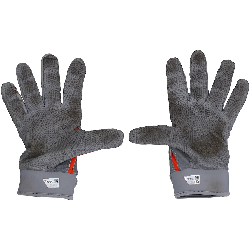 Gants de frappe Under Armour gris, utilisés en match et autographiés par Ryan Mountcastle des Orioles de Baltimore lors de la saison 2024 de la MLB, avec inscription « GU 24