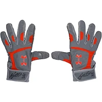Gants de frappe Under Armour gris, utilisés en match et autographiés par Ryan Mountcastle des Orioles de Baltimore lors de la saison 2024 de la MLB, avec inscription « GU 24