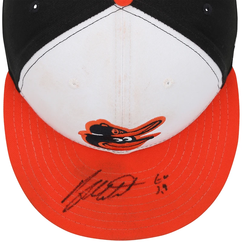 Casquette New Era blanche et orange autographiée par Ryan Mountcastle, portée lors d'un match des Orioles de Baltimore (saison 2024 de la MLB), avec inscription « GU 24 ».