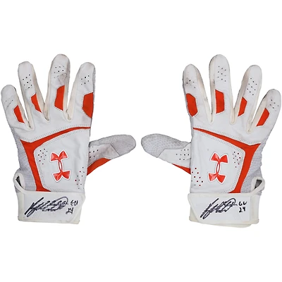 Gants de frappe Under Armour blancs et orange, utilisés en match et autographiés par Ryan Mountcastle des Orioles de Baltimore lors de la saison 2024 de la MLB, avec inscription « GU 24 » - RG13314309-10