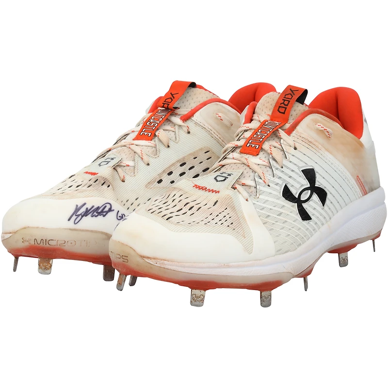 Crampons blancs Under Armour portés en match par Ryan Mountcastle (Baltimore Orioles) lors de la saison 2024 de la MLB, avec inscription « GU 24 » - RG13314283-84