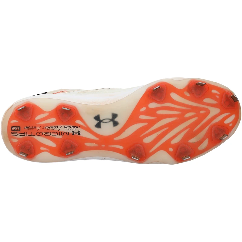 Crampons blancs Under Armour portés en match par Ryan Mountcastle (Baltimore Orioles) lors de la saison 2024 de la MLB, avec inscription « GU 24 » - RG13314283-84