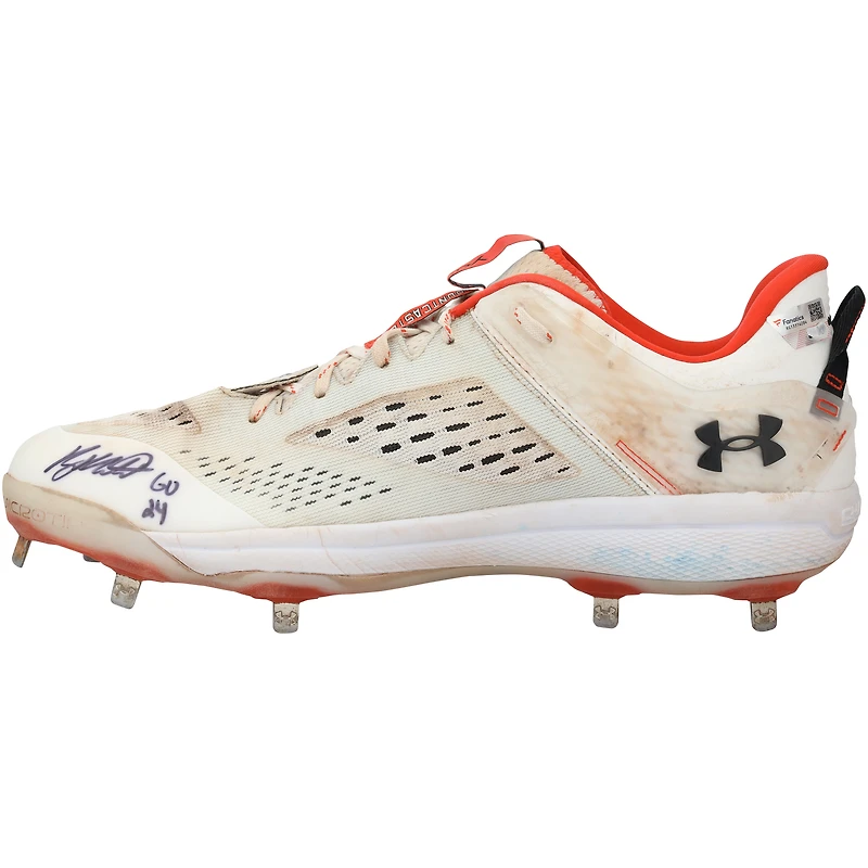 Crampons blancs Under Armour portés en match par Ryan Mountcastle (Baltimore Orioles) lors de la saison 2024 de la MLB, avec inscription « GU 24 » - RG13314283-84