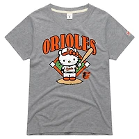 T-shirt pour femme Hommage Gray Baltimore Orioles Hello Kitty x MLB Tri-Blend