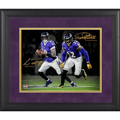 Photographie encadrée de Lamar Jackson et Derrick Henry, Ravens de Baltimore, en fac-similé de signature, 11 x 35 cm.
