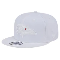 Casquette Snapback 9FIFTY New Era Baltimore Ravens Main blanc sur blanc pour homme