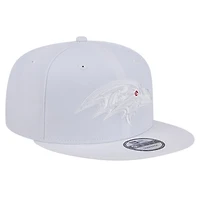 Casquette Snapback 9FIFTY New Era Baltimore Ravens Main blanc sur blanc pour homme