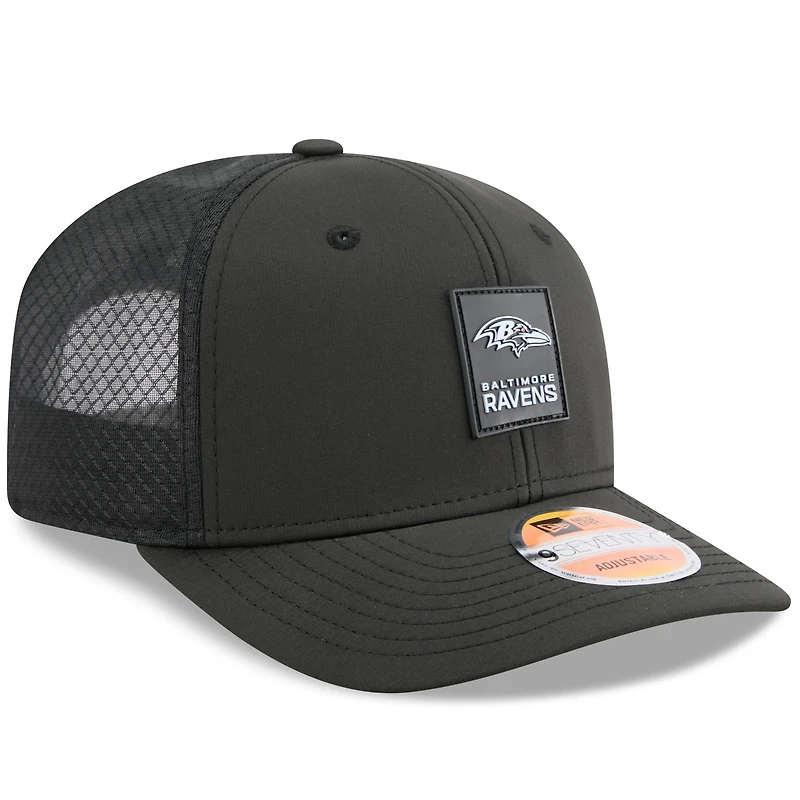 Men's New Era  Black Baltimore Ravens 2025 Sideline 9SEVENTY Adjustable Trucker Hat