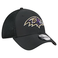 Casquette New Era noire Outline 39THIRTY Flex des Baltimore Ravens pour homme