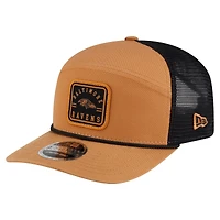Casquette trucker ajustable New Era marron/noir Baltimore Ravens pour homme, modèle 9SEVENTY, avec écusson de l'équipe.