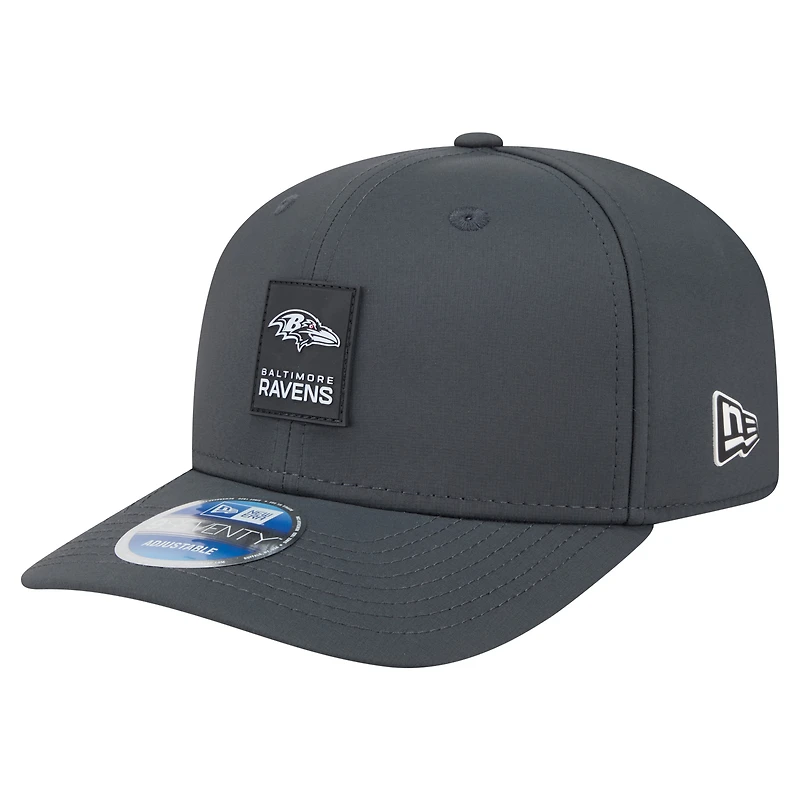 Casquette ajustable New Era 9SEVENTY pour homme, couleur anthracite, Baltimore Ravens 2025, idéale pour les temps froids.