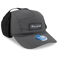 Casquette ajustable à oreilles de chien Sideline Runner 2025 pour homme New Era, couleur anthracite, des Baltimore Ravens