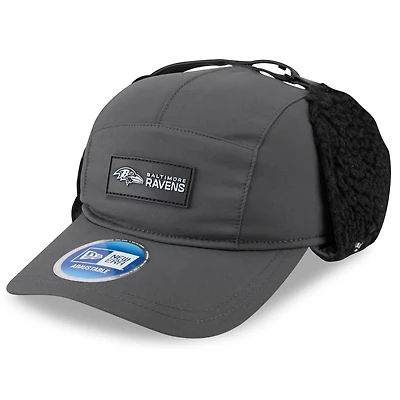 Casquette ajustable à oreilles de chien Sideline Runner 2025 pour homme New Era, couleur anthracite, des Baltimore Ravens