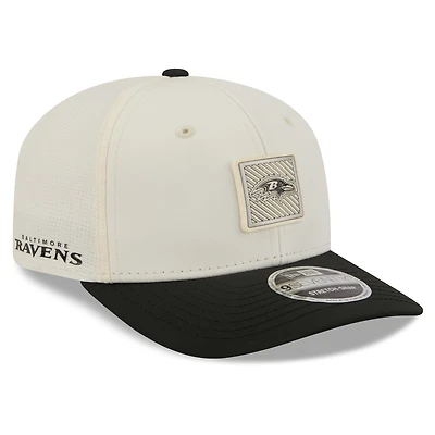 Casquette ajustable New Era crème/noire Baltimore Ravens 2026 NFL Training Camp 9SEVENTY pour homme