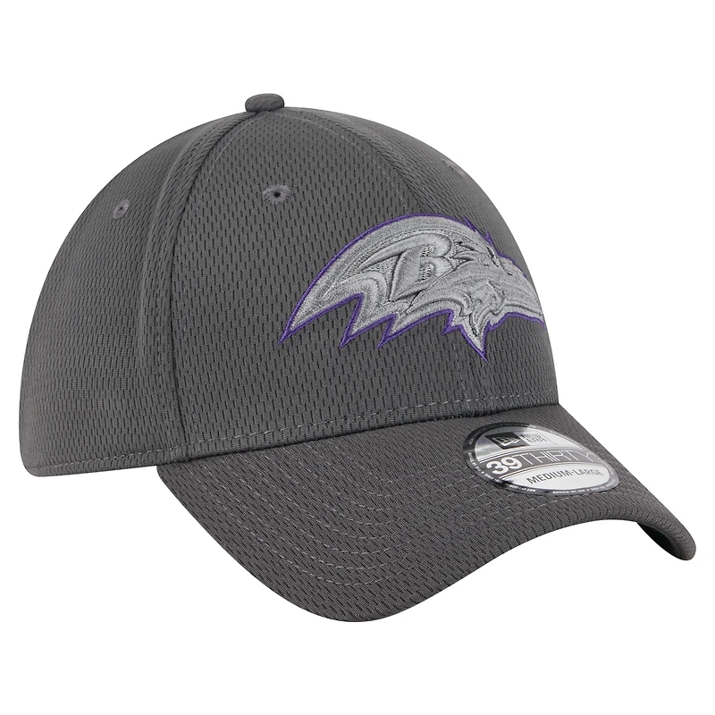 Casquette New Era Graphite Baltimore Ravens Main 39THIRTY Flex pour homme