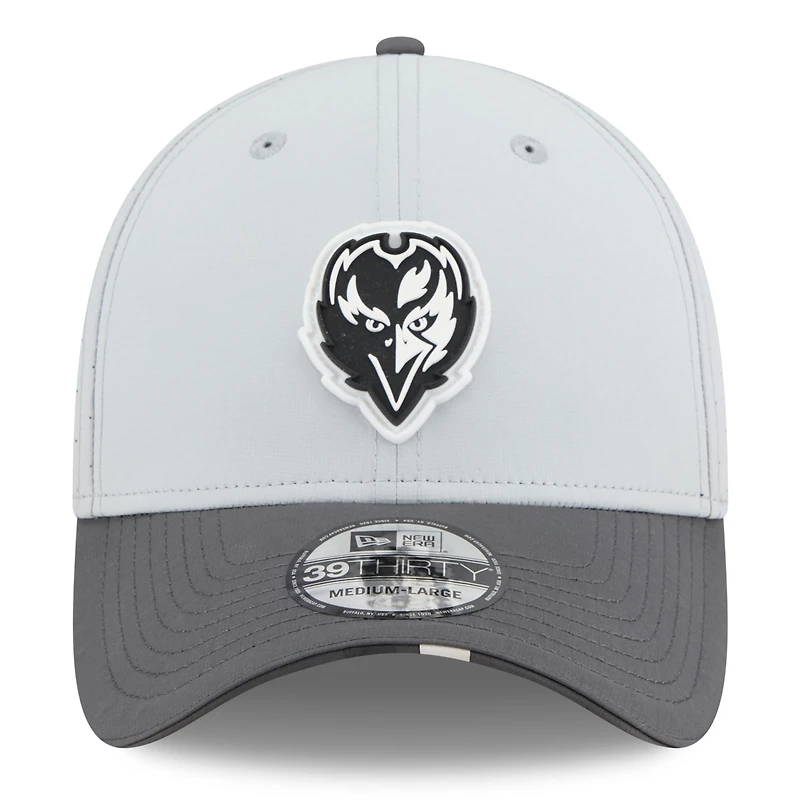 Men's New Era  Gray/Graphite Baltimore Ravens 2025 NFL Training Camp 39THIRTY Flex Hat