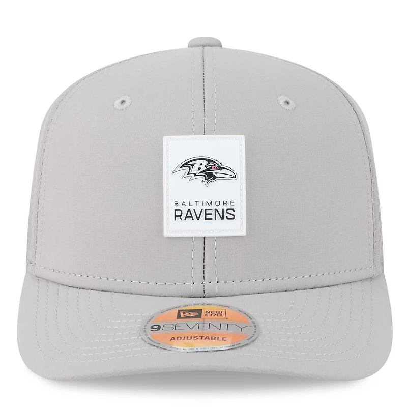 Casquette camionneur ajustable 9SEVENTY Sideline 2025 grise des Baltimore Ravens de New Era pour homme