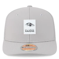 Casquette camionneur ajustable 9SEVENTY Sideline 2025 grise des Baltimore Ravens de New Era pour homme