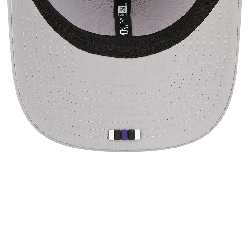 Casquette camionneur ajustable 9SEVENTY Sideline 2025 grise des Baltimore Ravens de New Era pour homme