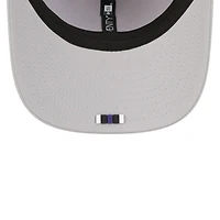 Casquette camionneur ajustable 9SEVENTY Sideline 2025 grise des Baltimore Ravens de New Era pour homme