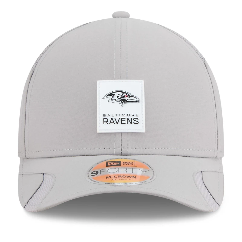 Casquette ajustable New Era grise Baltimore Ravens 2025 Sideline M-Crown 9FORTY pour homme