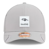 Casquette ajustable New Era grise Baltimore Ravens 2025 Sideline M-Crown 9FORTY pour homme