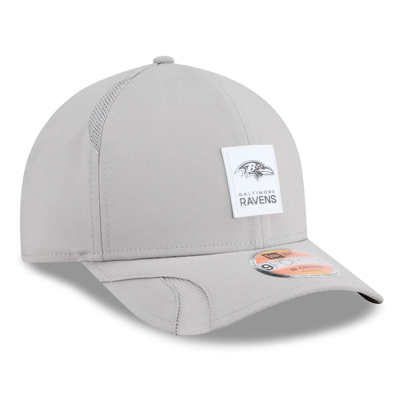 Casquette ajustable New Era grise Baltimore Ravens 2025 Sideline M-Crown 9FORTY pour homme