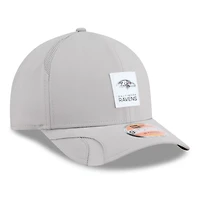 Casquette ajustable New Era grise Baltimore Ravens 2025 Sideline M-Crown 9FORTY pour homme