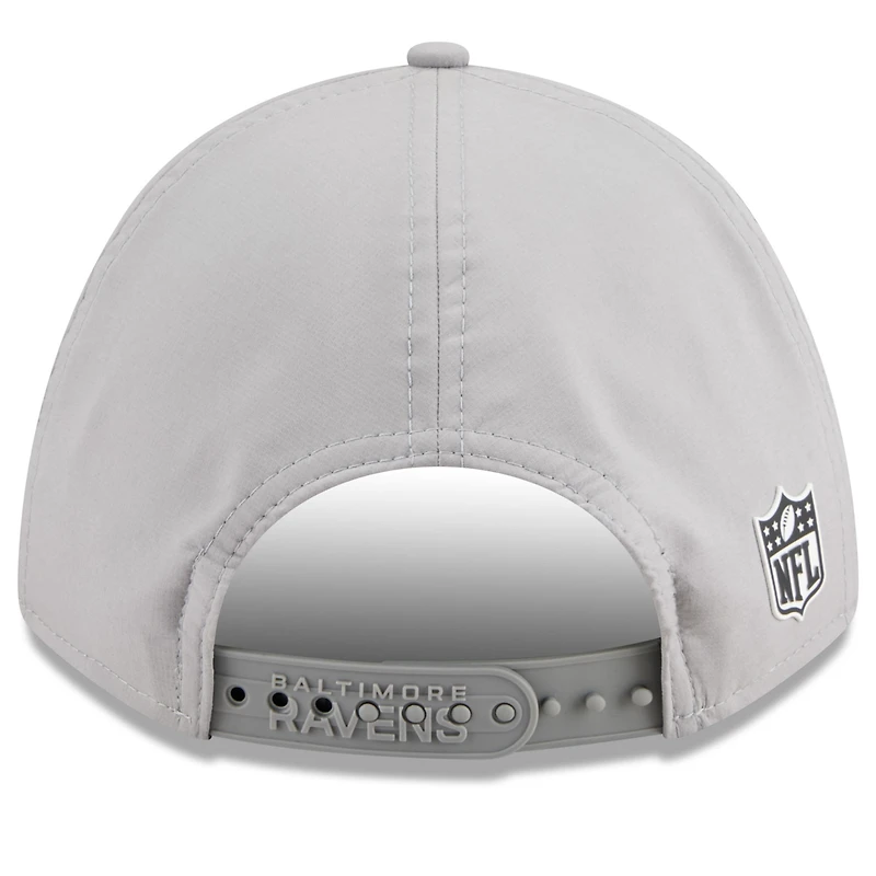 Casquette ajustable New Era grise Baltimore Ravens 2025 Sideline M-Crown 9FORTY pour homme