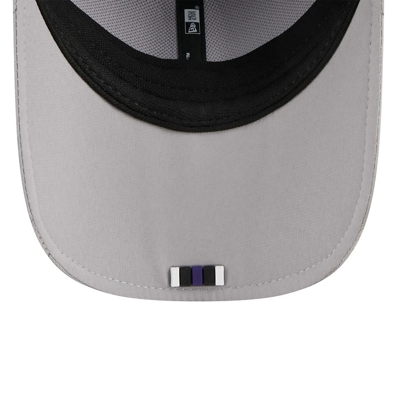Casquette ajustable New Era grise Baltimore Ravens 2025 Sideline M-Crown 9FORTY pour homme