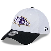 Casquette flexible 39THIRTY New Era pour hommes, blanc/noir, Baltimore Ravens 2024 NFL Training Camp