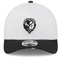 Casquette ajustable New Era 9FORTY pour homme, blanche/noire, du camp d'entraînement NFL 2025 des Baltimore Ravens