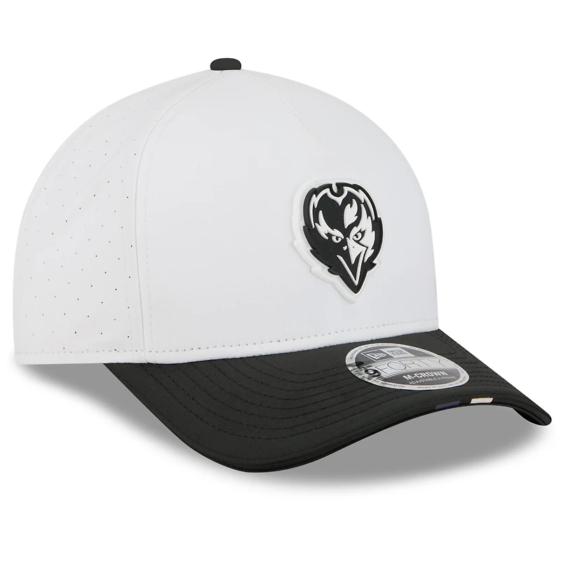 Casquette ajustable New Era 9FORTY pour homme, blanche/noire, du camp d'entraînement NFL 2025 des Baltimore Ravens