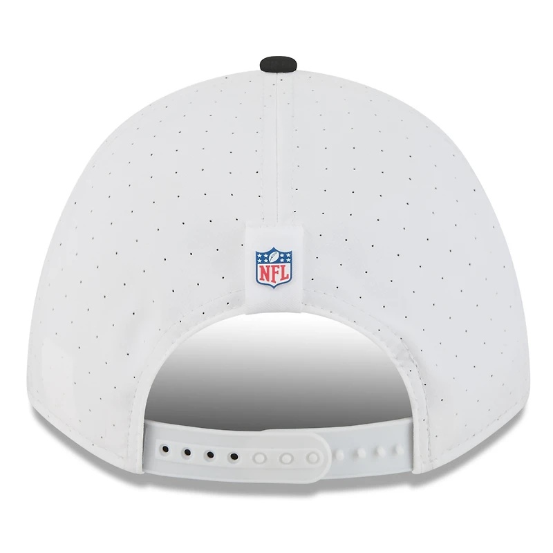 Casquette ajustable New Era 9FORTY pour homme, blanche/noire, du camp d'entraînement NFL 2025 des Baltimore Ravens