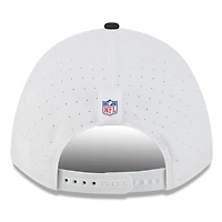 Casquette ajustable New Era 9FORTY pour homme, blanche/noire, du camp d'entraînement NFL 2025 des Baltimore Ravens